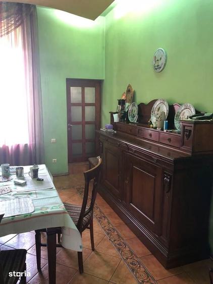 Casă cu 8 camere cu Teren 750 Mp în Central