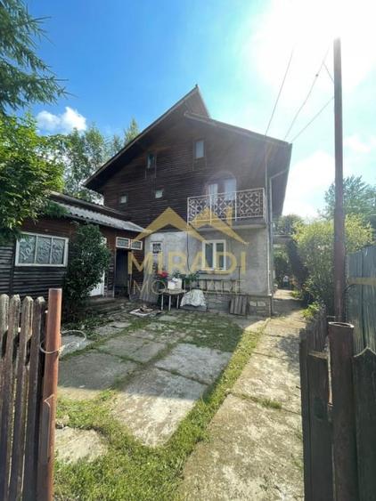 Casă individuală cu 7 camere cu Teren 580 Mp în Valea Doftanei