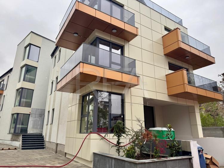 Apartament cu 3 camere semidecomandat în Matei Voievod