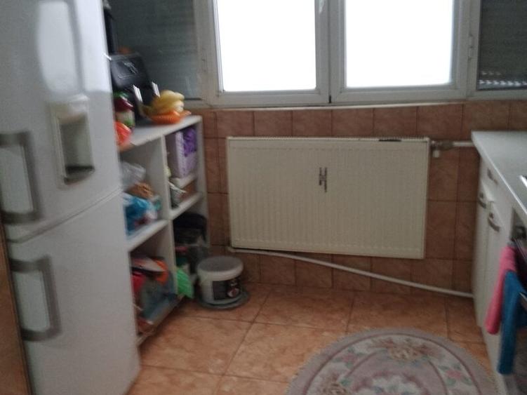 Apartament cu 4 camere semidecomandat în Berceni