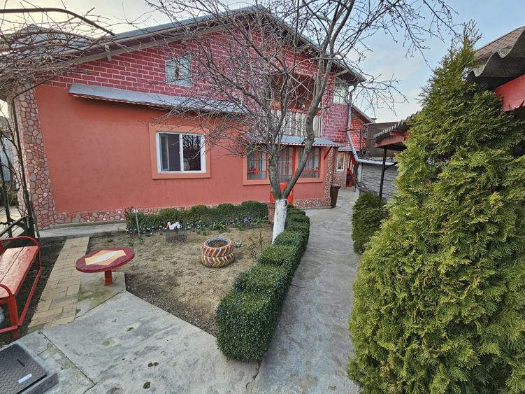 Casă cu 4 camere decomandat în Strejnicu