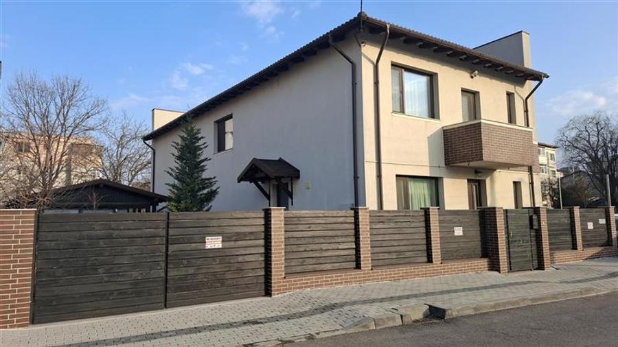 Casă individuală cu 6 camere cu Canalizare în Central
