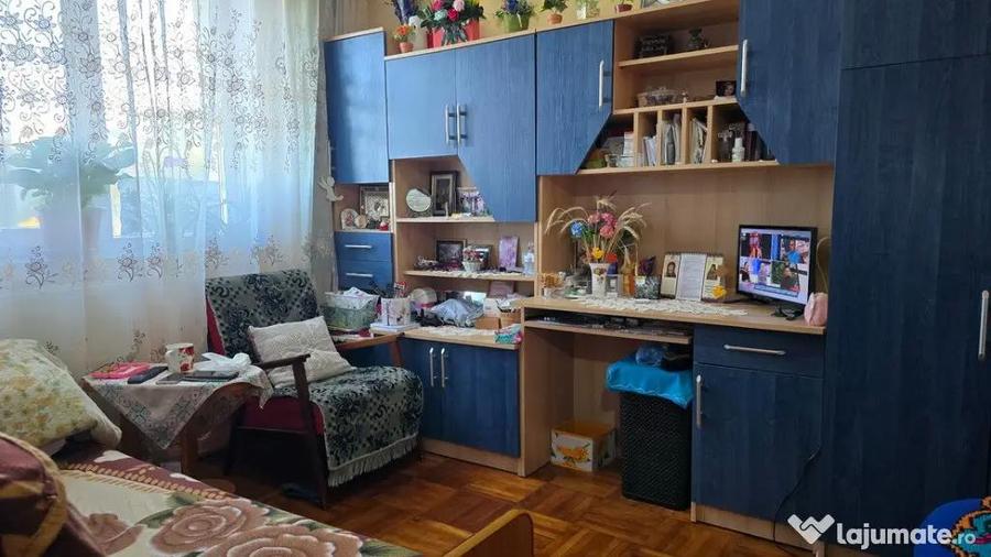 Apartament cu 3 camere decomandat în Minerul