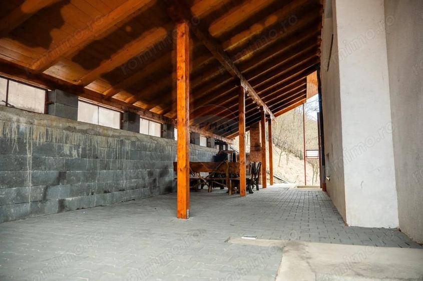 Casă cu 10 camere cu Teren 3300 Mp în Vale