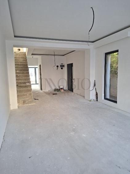 Duplex cu 4 camere cu Canalizare în Ostratu