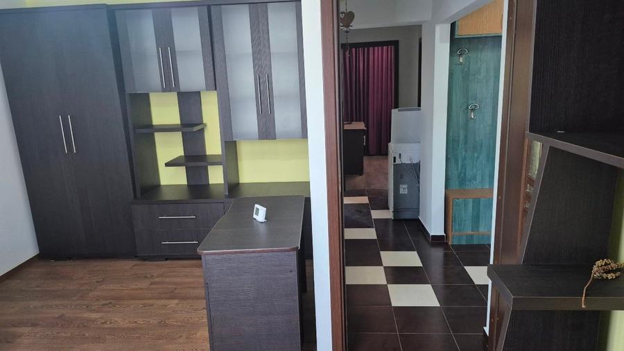 Închiriez apartament 3 camere - 1