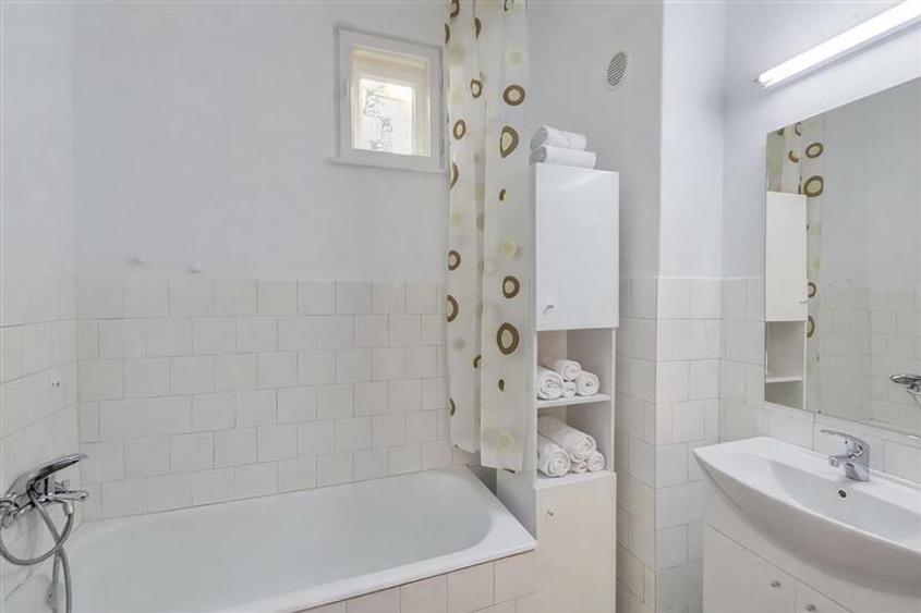 Casă individuală cu 3 camere cu Teren 1741 Mp în Central
