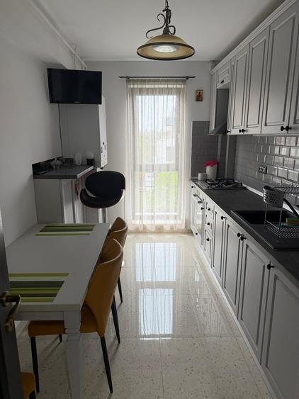 Apartament cu 4 camere decomandat, mobilat în Titan