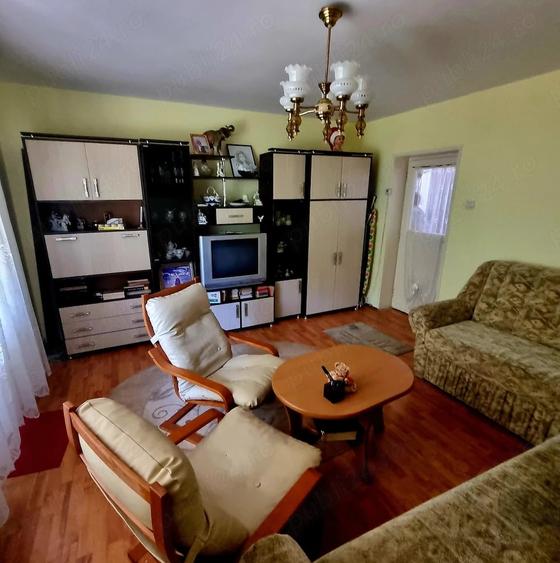 Apartament cu 3 camere decomandat în Moroasa 1