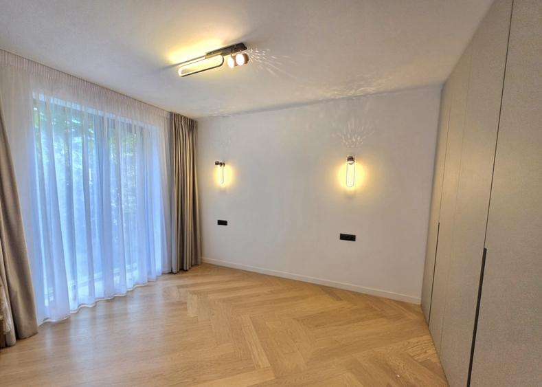 Casă cu 5 camere cu Garaj în Pipera