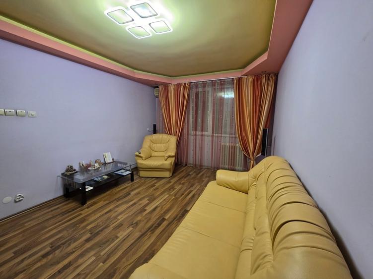 Apartament cu 3 camere semidecomandat, mobilat în Titan