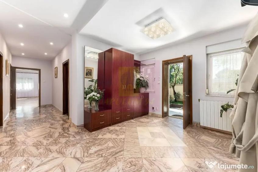 Casă cu 7 camere cu Teren 510 Mp în Lacul Tei