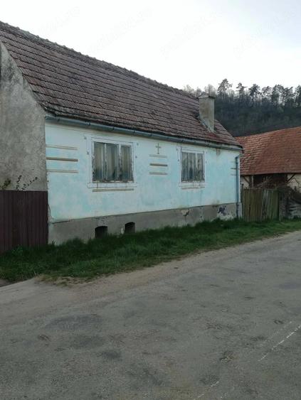 Casă cu 2 camere cu Teren 1100 Mp în Central