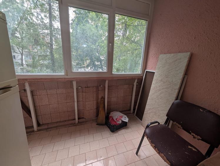 Apartament cu 3 camere semidecomandat în Drumul Taberei