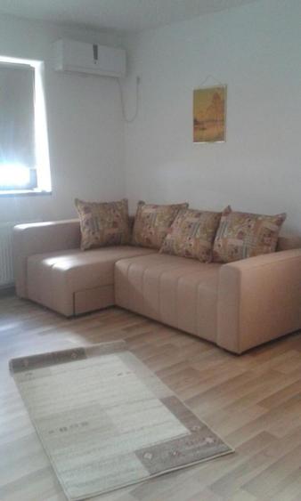 Garsonieră decomandată în Regie
