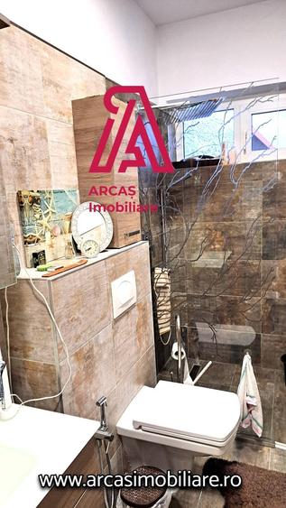 Casă cu 7 camere cu Canalizare în Trei Stejari