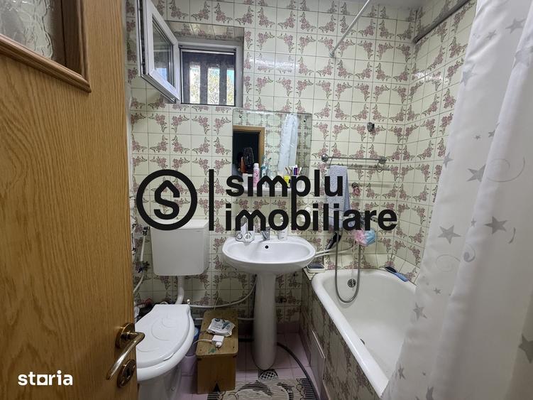 Apartament cu 3 camere semidecomandat în Calea București