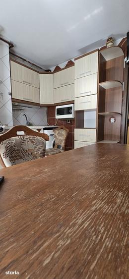 Apartament cu 3 camere decomandat în Mioriței