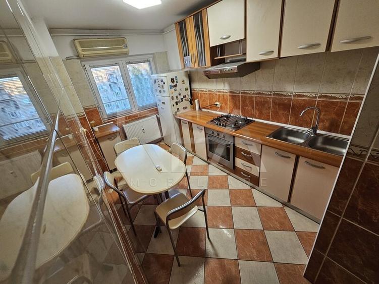 Apartament cu 3 camere semidecomandat, mobilat în Văcăresti