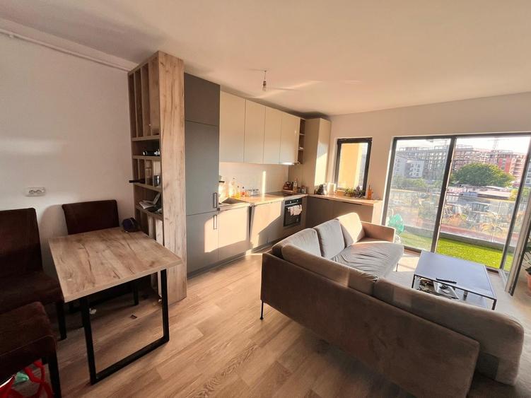 Apartament cu 3 camere semidecomandat, mobilat în Florești