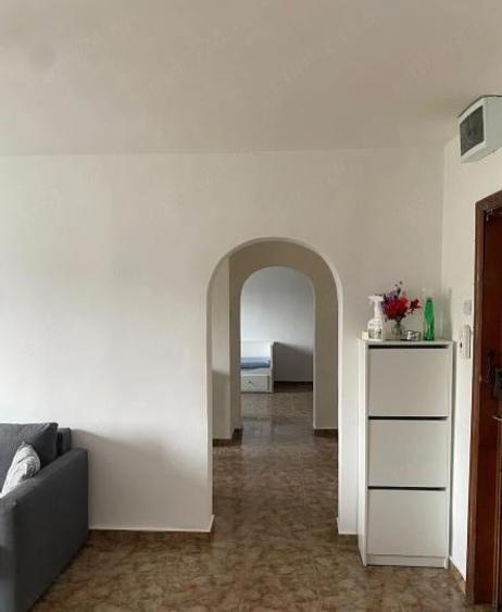 Apartament cu 3 camere semidecomandat, mobilat în Tineretului