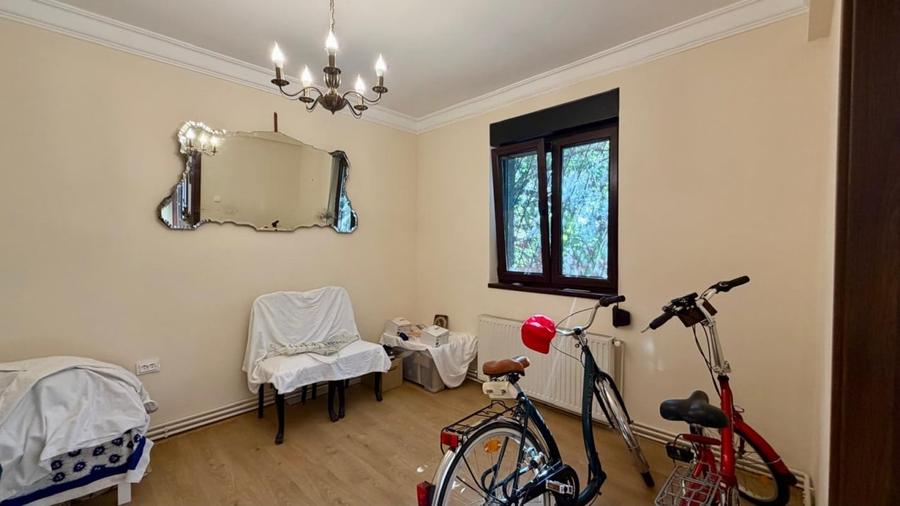 Apartament cu 3 camere semidecomandat în Primăverii