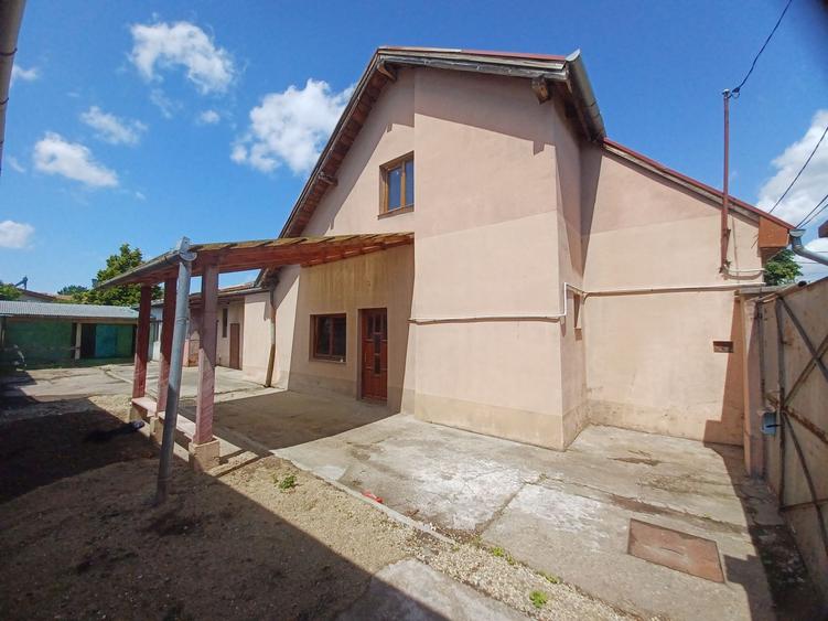 Casă individuală cu 3 camere cu Canalizare în Cantemir