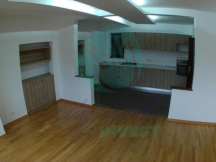 Apartament cu 5 camere semidecomandat în Kiseleff