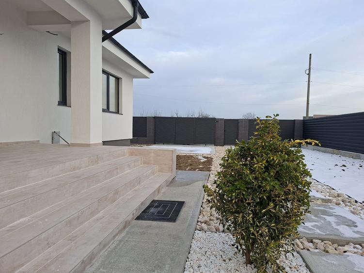 Casă individuală cu 4 camere cu Canalizare în Trivale