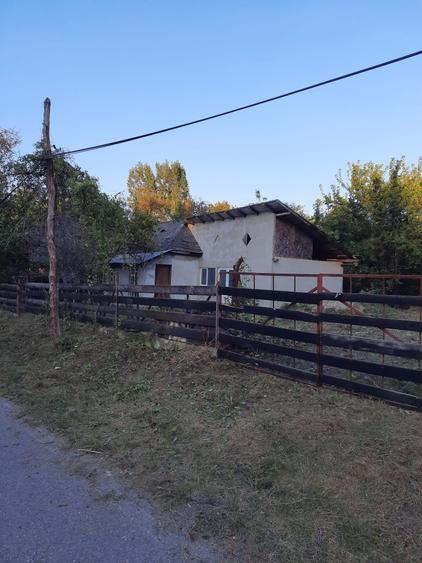 Casă cu 3 camere în Ariceștii Zeletin