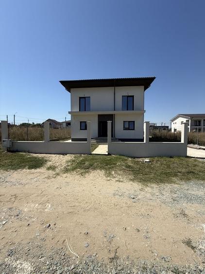 Casă cu 4 camere decomandat în Agigea