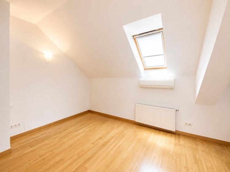 Duplex cu 6 camere cu Piscina în Iancu Nicolae