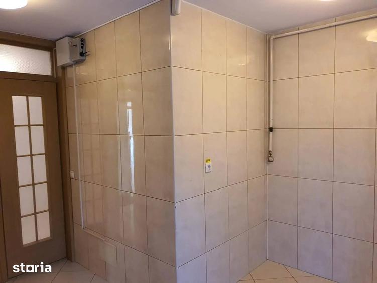 Apartament cu 4 camere semidecomandat în Centrul Civic