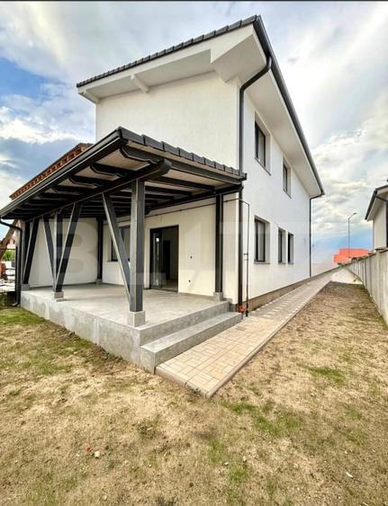 Duplex cu 4 camere cu Canalizare în Micești