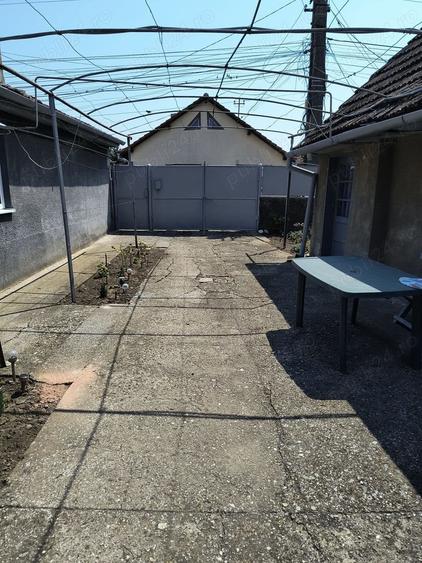 Casă cu 4 camere în Deta