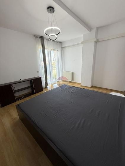 Apartament cu 3 camere semidecomandat, mobilat în Semicentral