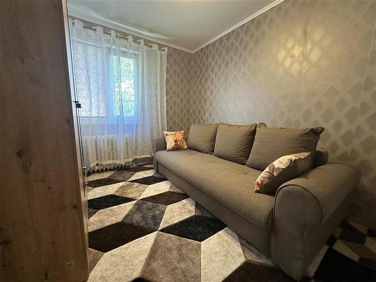 Apartament cu 2 camere semidecomandat în Podu Roș