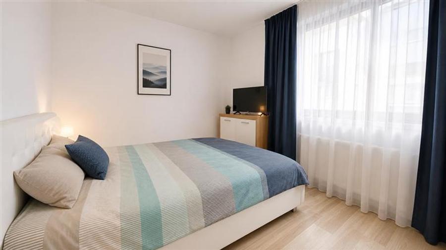 Apartament cu 2 camere decomandat, mobilat în Central