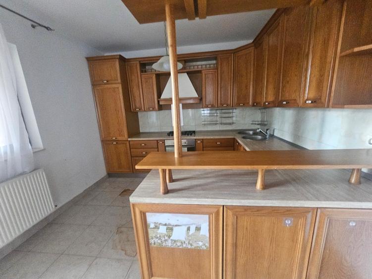 Casă cu 9 camere cu Garaj în Valea Lupului