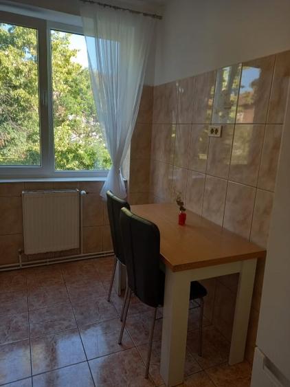 Apartament cu 3 camere semidecomandat, mobilat în Central