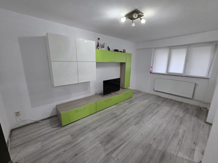 Apartament cu 4 camere decomandat în Micro 20