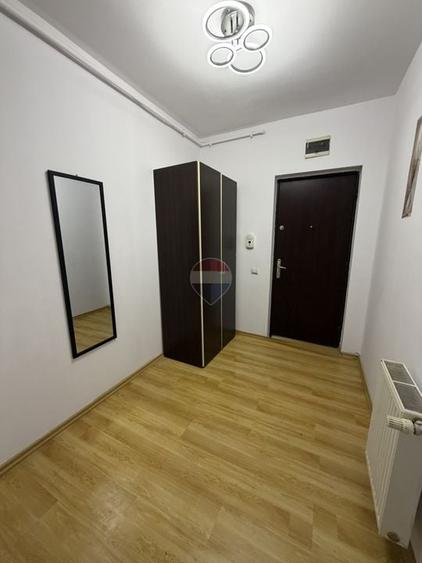 Apartament cu 3 camere semidecomandat, mobilat în Semicentral