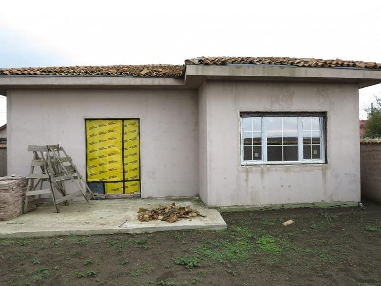 Casă individuală cu 3 camere cu Canalizare în Central