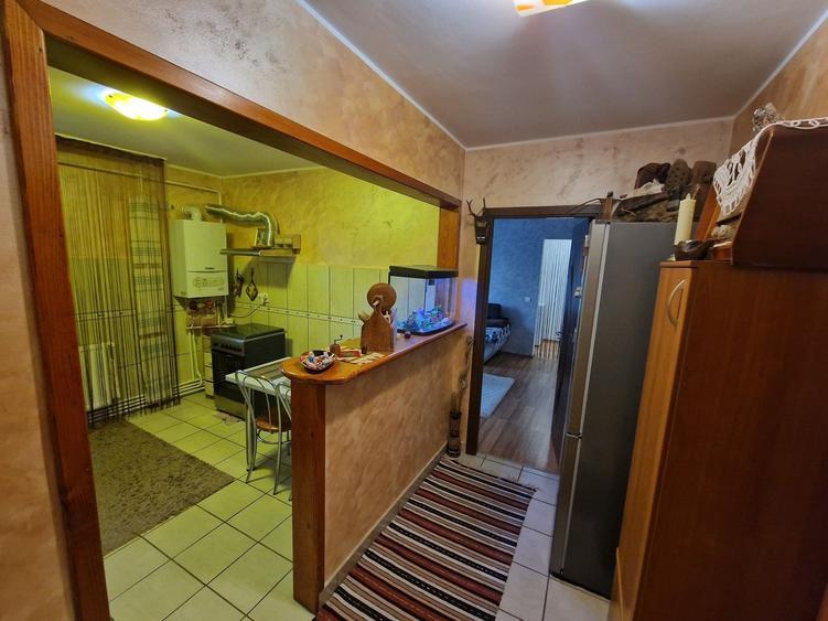 Apartament cu 3 camere semidecomandat în Policlinica