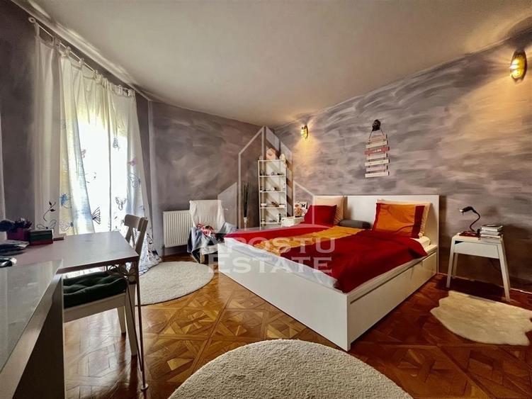 Casă cu 9 camere cu Teren 1344 Mp în Grădiște
