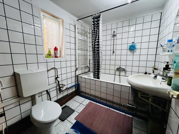 Casă individuală cu 6 camere cu Canalizare în Plopi