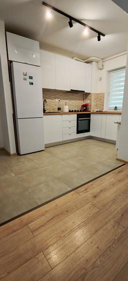 Apartament cu 2 camere decomandat în Tractorul