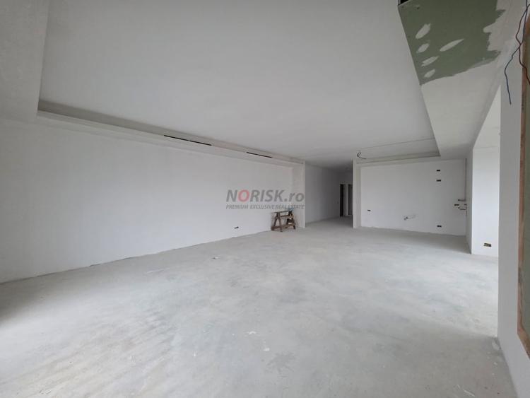 Apartament cu 4 camere semidecomandat în Pipera