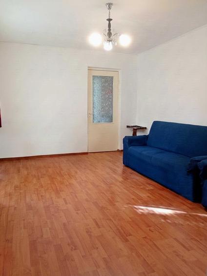 Apartament cu 3 camere semidecomandat în Exterior Vest