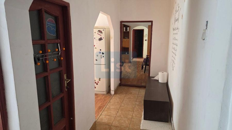 Apartament cu 3 camere semidecomandat în Crihala